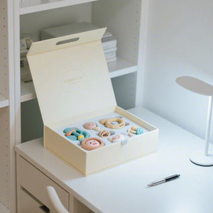 Logo personnalisé écologique coffret cadeau pour la douche de bébé produits de beauté pour nouveau-nés avec peluche boîte en papier gaufré avec doublure en éponge - Product Image 4