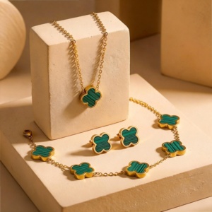 Conjunto de Joyería de Trébol de Cuatro Hojas Verde de Moda, Collar, Pulsera y Pendientes de Acero Inoxidable con PVD de Oro de 18K, Resistentes al Agua, para Mujer, Regalo - Product Image 1