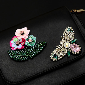 Gros fait à la main perlé patch vert diamant abeille fleur coudre sur tissu <span class=keywords><strong>strass</strong></span> applique <span class=keywords><strong>paillettes</strong></span> patchs personnalisés <span class=keywords><strong>pour</strong></span> <span class=keywords><strong>vêtements</strong></span> - Product Image 1