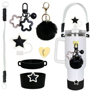 Kit d'accessoires Pafu DIY 8 pièces : pendentifs en forme <span class=keywords><strong>de</strong></span> tasse, corde à main, pendentif en silicone en forme <span class=keywords><strong>de</strong></span> fleur, bouchon <span class=keywords><strong>de</strong></span> <span class=keywords><strong>paille</strong></span>, pendentif en forme <span class=keywords><strong>de</strong></span> <span class=keywords><strong>boule</strong></span> en peluche, chaîne, accessoires pour tasse - Product Image 6