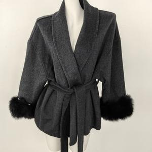 <span class=keywords><strong>Giacca</strong></span> Corta <span class=keywords><strong>da</strong></span> <span class=keywords><strong>Donna</strong></span> Bestseller <span class=keywords><strong>in</strong></span> Misto Cashmere e <span class=keywords><strong>Lana</strong></span>, Modello Trench Double-Face con Polsini <span class=keywords><strong>in</strong></span> Vera Pelliccia di Volpe e Cintura - Product Image 3