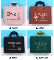 Sac fourre-tout en plastique mat givré durable avec impression de logo personnalisée, poignée pour vêtements, chaussures, chaussettes, emballage cadeau