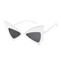 Lunettes de soleil de haute couture pour femme, style chauve-souris, avec rivets, décoration métallique papillon et effet œil de chat