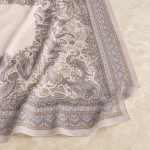 Pañuelo Cuadrado de Moda Miss Color Premium de Poliéster Chiffon 140x140 cm, Estampado Digital, Suave al Tacto, Ligero, Transpirable y Antiarrugas - Product Image 3