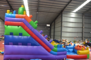 Ce grand <span class=keywords><strong>toboggan</strong></span> aquatique <span class=keywords><strong>gonflable</strong></span> sur le thème des blocs est un <span class=keywords><strong>toboggan</strong></span> aquatique <span class=keywords><strong>gonflable</strong></span> de style château <span class=keywords><strong>avec</strong></span> une <span class=keywords><strong>piscine</strong></span>. - Product Image 5