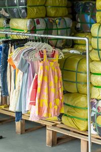 <span class=keywords><strong>Ropa</strong></span> Usada <span class=keywords><strong>de</strong></span> Verano <span class=keywords><strong>de</strong></span> Alta Calidad y Bajo Precio <span class=keywords><strong>de</strong></span> la Marca C02 Ldxq, Venta al por Mayor a Granel, Camisas, Vestidos, Pantalones, Faldas, <span class=keywords><strong>Ropa</strong></span> <span class=keywords><strong>Infantil</strong></span> Mixta - Product Image 3