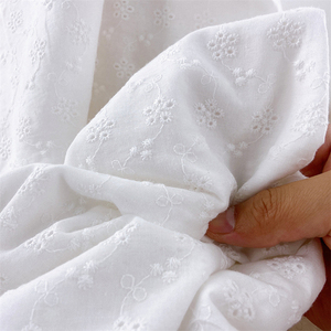 Tissu en dentelle florale brodée en <span class=keywords><strong>coton</strong></span> 100% <span class=keywords><strong>blanc</strong></span> de haute qualité à prix avantageux pour chemise de robe - Product Image 3