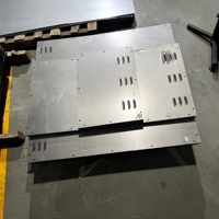 Panneau d'encastrement métallique sur mesure en acier découpé au laser, plié, avec fentes de ventilation et trous d'installation – Fourniture
