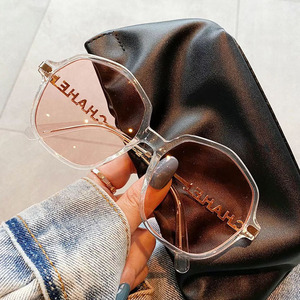 Gafas de sol Qianai irregulares de gran tamaño para mujer, montura negra, lentes Ac, protección Uv400, tipo 3, con letras - Product Image 2