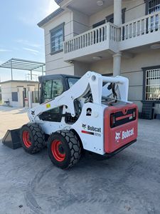 Chargeuse compacte Bobcat S770 d'occasion en bon état, système hydraulique stable, machine de terrassement multifonctionnelle - Product Image 5