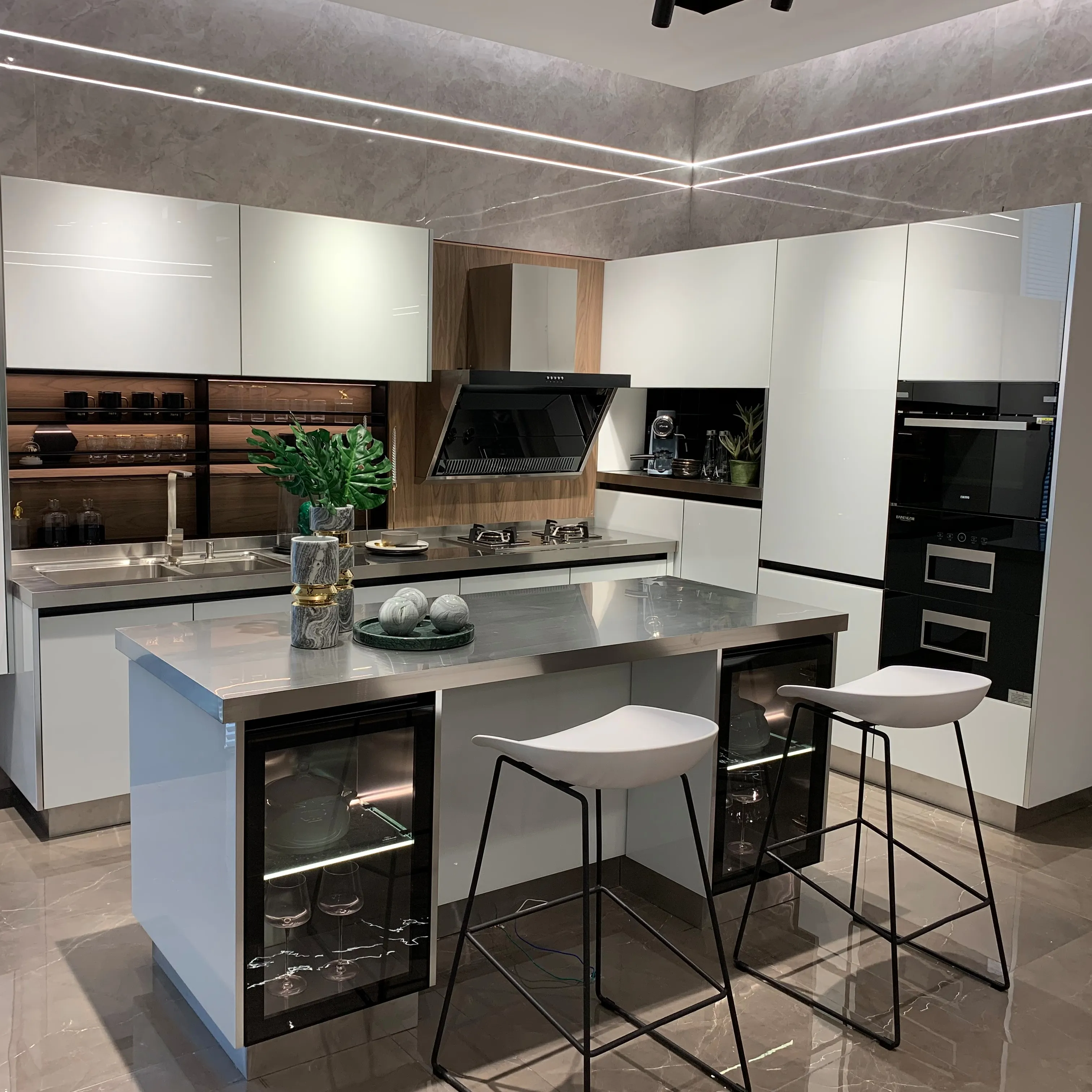 Kunden spezifischer moderner Küchen schrank aus hoch glänzendem Aluminium