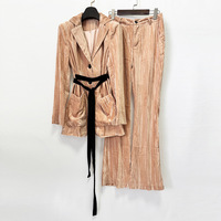 Ensemble tailleur femme en velours marron rose, blazer à revers crantés avec ceinture large, pantalon côtelé à jambe droite, chic pour le bureau en automne