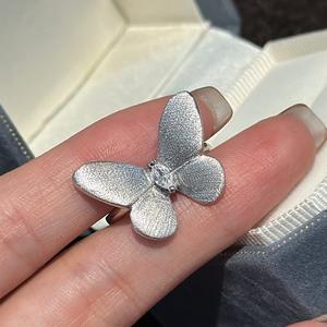 Bague vintage en argent pur S925, design papillon simple et élégant avec incrustation d'ailes - Product Image 1