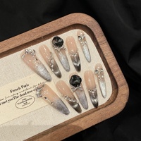 Faux ongles à presser pour femmes, transparents, argentés, noirs, style stiletto, ombré, avec strass en cristal foncé et breloques métalliques, pour un style gothique, glamour et luxueux.