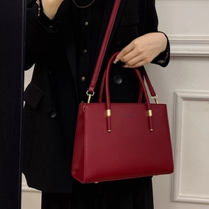 Nouveauté Sac à main bandoulière noir en cuir PU avec broderie ouverte, imperméable, élégant, à deux poignées, design compact, pour usage quotidien, pour femme - Product Image 3