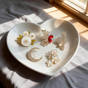 WEGOODZF Broche <span class=keywords><strong>de</strong></span> luxe pour femme, fleur <span class=keywords><strong>de</strong></span> poitrine élégante, accessoires <span class=keywords><strong>de</strong></span> costume, broche en alliage ornée <span class=keywords><strong>de</strong></span> strass et <span class=keywords><strong>de</strong></span> perles, broche personnalisée, accessoires pour chaussures - Product Image 1