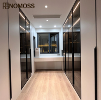 Dressing moderne de luxe avec porte en verre à cadre en aluminium et solution de rangement personnalisée pour projets d'aménagement intérieur de villas