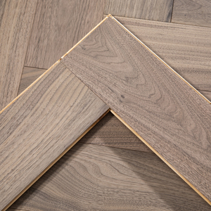 Parquet contrecollé AVANTIMORA RoHS en noyer brossé multicouche, qualité AB, système clic, 15 mm, épaisseur de placage 0,6/1,2 mm, motif chevrons, pour centre commercial - Product Image 1
