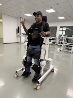 Exosquelette robotique médical / à usage domestique pour la marche et la position debout, destiné à la rééducation des membres inférieurs