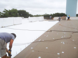 Membrane d'étanchéité en feuille <span class=keywords><strong>de</strong></span> polyoléfine thermoplastique (TPO) <span class=keywords><strong>de</strong></span> 1.7mm pour le toit et le <span class=keywords><strong>chemin</strong></span> <span class=keywords><strong>de</strong></span> promenade Design moderne - Product Image 3