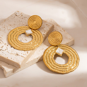 Pendientes de Aro Geométricos Dorados con Diamante de Corte Princesa, Pendientes de Acero Inoxidable para Uso Diario de Mujer, EH12069 - Product Image 1