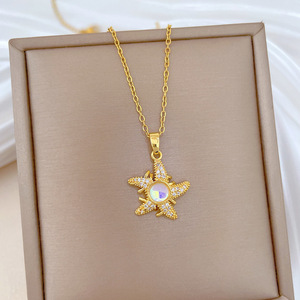 Donna con un splendido <span class=keywords><strong>mare</strong></span> <span class=keywords><strong>di</strong></span> <span class=keywords><strong>stelle</strong></span>, un stile lussuoso ed elegante, e una collana <span class=keywords><strong>di</strong></span> diamanti intera. - Product Image 4
