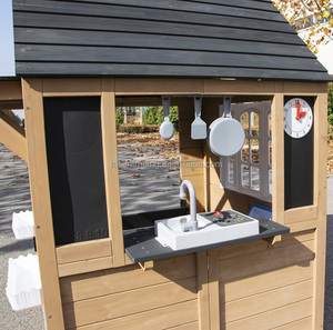 Maisonnette de jeu extérieure en bois avec deux fenêtres en plastique - Cabane interactive pour enfants pour jeux d'imitation en extérieur, composants en plastique - Product Image 4