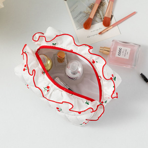 Bán buôn phụ nữ dễ thương mô hình anh đào chần Túi mỹ phẩm Ruffle Quilt trang điểm Túi coquette thẩm mỹ vẩy dây kéo túi - Product Image 5