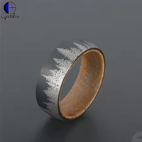 Gentdes Jewelry Bague dôme en carbure de tungstène noir de 8mm avec motif forêt intérieur baril de whisky insert en bois pour les fiançailles de mariage
