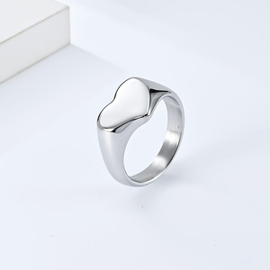 Anillo unisex de acero de titanio con forma de corazón, color oro y plata, joyería de boda, diseño minimalista para parejas - Product Image 3