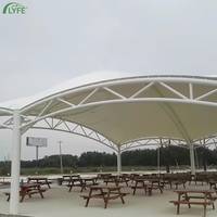 Structure personnalisée de membrane tendue en PTFE Lyfe Premium pour espace extérieur de complexe hôtelier de luxe