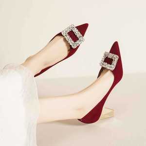 Elegantes Sandalias de Tacón Alto con Punta en Pico de Terciopelo Rojo con Hebilla de Diamantes de Imitación, Zapatos de Tacón Medio para Boda - Product Image 1