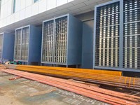 Volets en aluminium horizontaux modernes et écologiques pour projets hôteliers et industriels, persiennes extérieures, décoration de fenêtres.