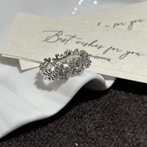 Anillo Floral de Plata Pura S925, Lujo Medieval con Diseño Floral Vintage, Elegancia Francesa Simple, Patrón Geométrico, Piedra Tallada - Product Image 4