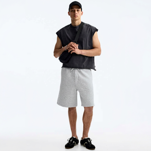 Pantalones cortos tipo Bermuda de algodón de color sólido para hombre con cintura con cordón, estilo casual, color gris. - Product Image 1