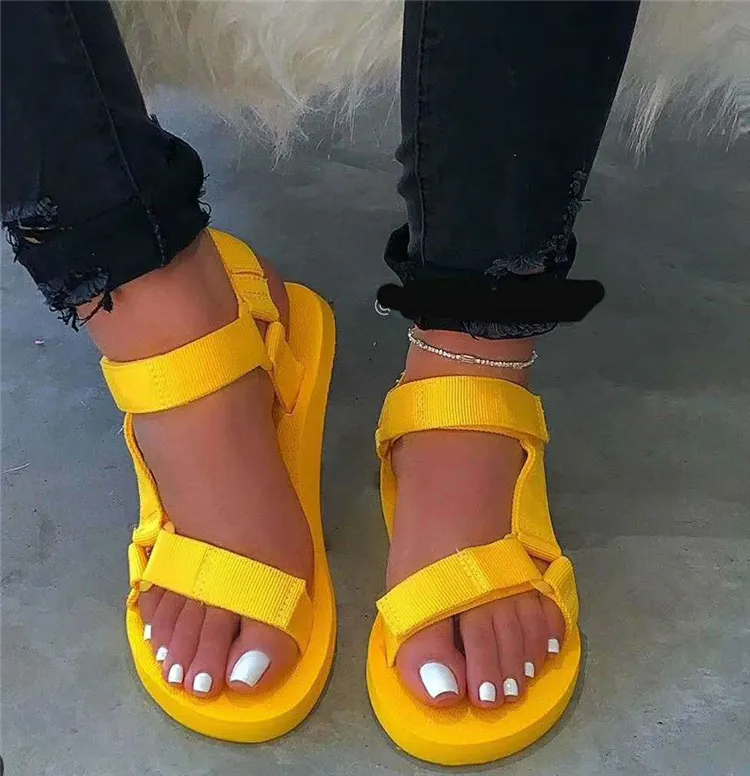 Gaya Sederhana Colorful Outdoor Sandal Baru Modis untuk Wanita Datar Sepatu Musim Panas Wanita Sandal