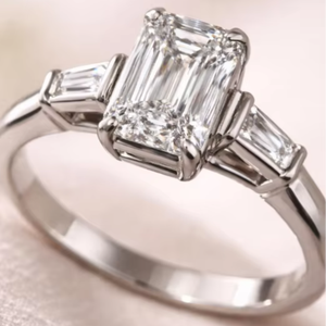 Diamant de laboratoire taille émeraude pour fiançailles |   Bague de mariage de luxe plaquée or rose 4,50 CTW, style trilogie baguette conique, prête pour les fêtes - Product Image 1
