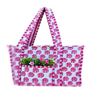Bolso tote de algodón acolchado con estampado de elefante rosa, asas a rayas, bolsillo frontal, elegante bolso de hombro acolchado para compras y viajes. - Product Image 1