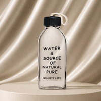Bedruckte Klare Flache Glaswasserflasche mit Schwarzem Schraubverschluss Individuelles Logo Glasflasche für Tägliches Trinken von Getränken