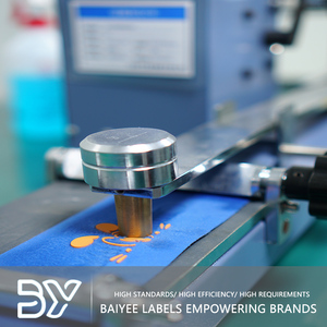 Thân Thiện Với Môi Tùy Chỉnh 80 + <span class=keywords><strong>R</strong></span>ửa Không Thấm Nước 3D Hình Nón/Arc Dập Nổi Từ Sắt-Trên Quần Áo Phù Hiệu UV/Thời Tiết Kháng Silicone - Product Image 4