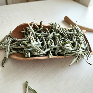 Thé Blanc Fuding Silver Needle Baihao Yinzhen en Gros, Vente Directe Usine, Bourgeons Purs, Feuilles Entières, Récolte Printanière - Product Image 1