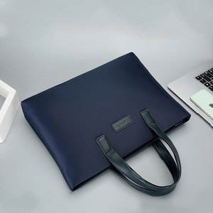 Sac à main d'affaires en nylon imperméable pour homme, sac bandoulière pour trajets quotidiens, logo personnalisé de luxe, fermeture éclair, sac pour ordinateur portable en polyester. - Product Image 6
