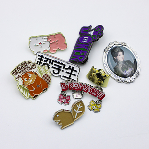 Pin de Solapa Personalizado de Metal Dorado con Diseño de Ardilla de Anime y Dibujos Animados, Broche de Esmalte Suave con Corona - Product Image 4