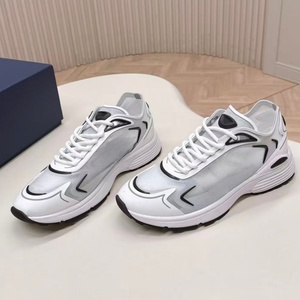 Chaussures de skate de luxe de la même marque et du même style avec sangle. Chaussures de sport classiques en maille élastique pour hommes - Product Image 1