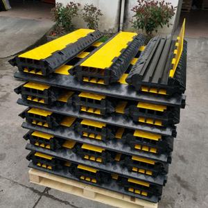 पीवीसी सिलिकॉन गति बम्प हम्प तीन-चैनल सुरक्षा यातायात रबर रक्षक और सड़क मंजिलों के लिए केबल रबर रक्षक - Product Image 6