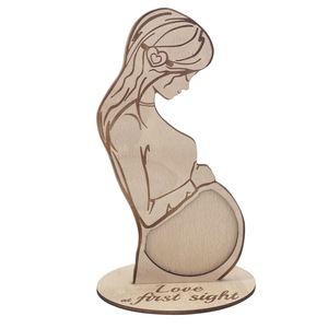 Figurine en bois de femme enceinte gravée « Amour à l'instant », décoration pour la maison, cadeau de naissance - Product Image 1