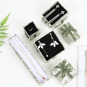 Boîte à bijoux en papier de style frais, carrée, verte, gaufrée, avec couvercle et base, pour colliers, boucles d'oreilles, bracelets et pendentifs – Stock usine - Product Image 2