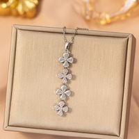 Collier long en acier titane avec trèfle à quatre feuilles entièrement serti de zircone cubique, bijou de luxe pour femme, chaîne de clavicule de niche