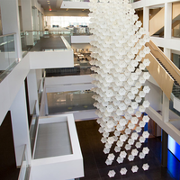 Lustre d'installation interactive moderne et personnalisé pour aéroport, avec éclairage décoratif, grandes structures en forme de parapluies respirants, Art spatial