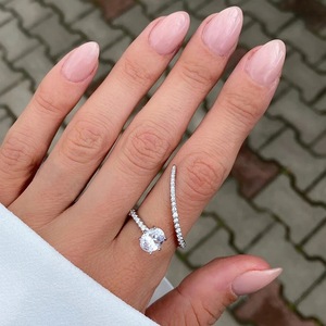 Q563 Anello di fidanzamento da donna in oro bianco con diamante naturale taglio ovale e diamanti laterali colore G - Product Image 6